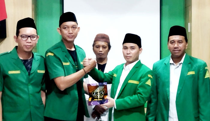 Ketua GP Ansor Kabupaten Mojokerto, Muhammad Al Barra, atau yang akrab disapa Gus Barra, saat menerima kunjungan kerja dari GP Ansor Kabupaten Banjar, Kalimantan Selatan.