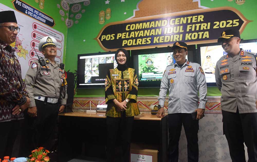 Tinjau Pos Pelayanan dan Pengamanan Idulfitri 1446 H, Wali Kota Kediri Serahkan Bingkisan ke Petugas
