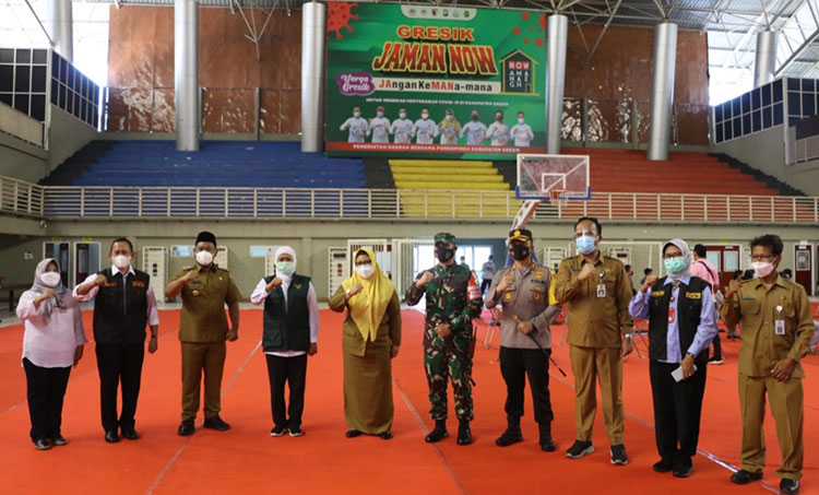 Gubernur Jatim Khofifah Indar Parawansa didampingi Bupati Gus Yani, Wabup Bu Min, serta pejabat forkopimda saat meninjau vaksinasi Covid-19 di WEP Gresik. (foto: ist)