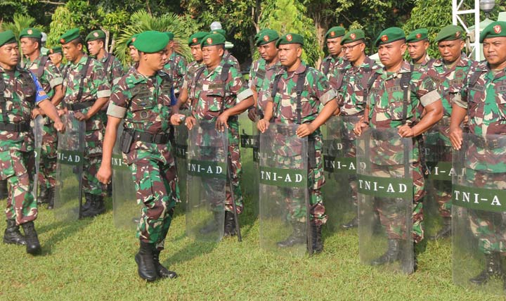 Dandim 0826/Pamekasan memeriksa barisan dalam Apel Gelar Pasukan menghadapi Pemilu 2019.