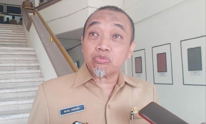 Kepala Dinas Perpustakaan dan Kearsipan Kabupaten Pamekasan Budi Asy'ari saat diwawancarai wartawan.