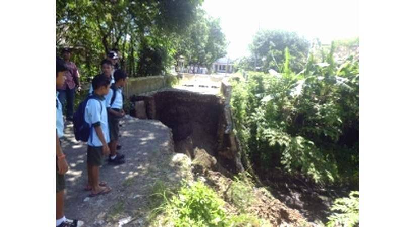 PUTUS-Nasib jembatan di Desa Candiwatu Pacet akibat terjangan derasnya aurs sungai, Kamis (29/1) malam. (gunadhi/BangsaOnline)