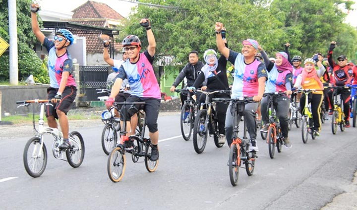 Dandim 0812 Lamongan Letkol Inf. Sidik Wiyono dan Kapolres Lamongan AKBP Harun sedang gowes bersama komunitas sepeda.
