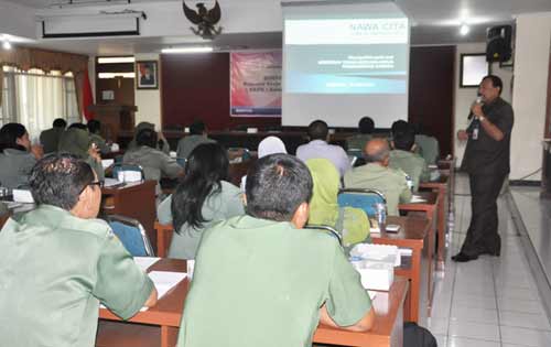 Sumarjoko, Kepala Bappeda Pemkab Magetan memaparkan RKPD tahun 2016. (foto: nanang ari/BANGSAONLINE)