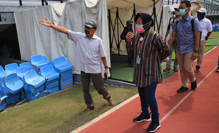 Wali Kota Risma meninjau renovasi di dalam GBT.