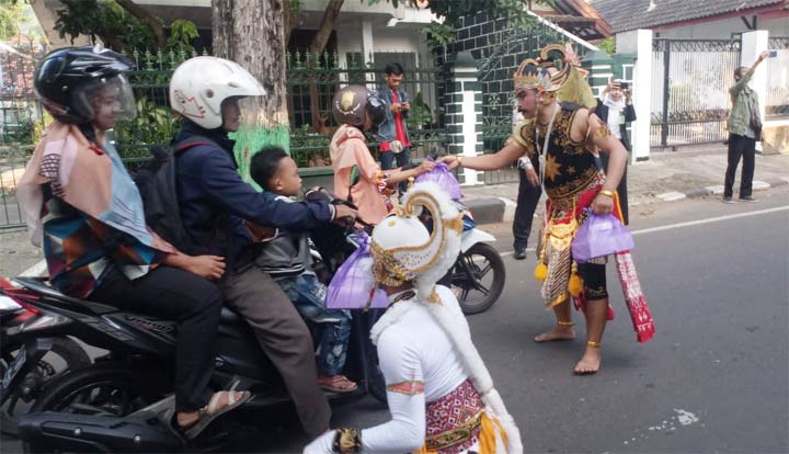 Bersama Hanoman dan Gatotkaca, BPJS Ketenagakerjaan Bagikan Takjil Kepada Masyarakat
