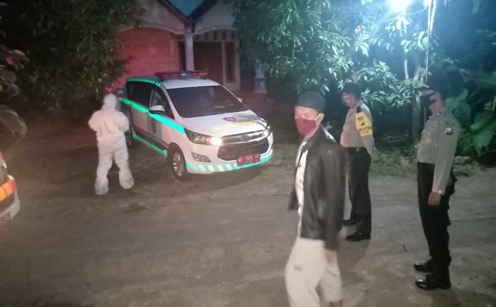 Pasien positif Covid-19 sedang dijemput petugas untuk penjalani perawatan lebih lanjut.
