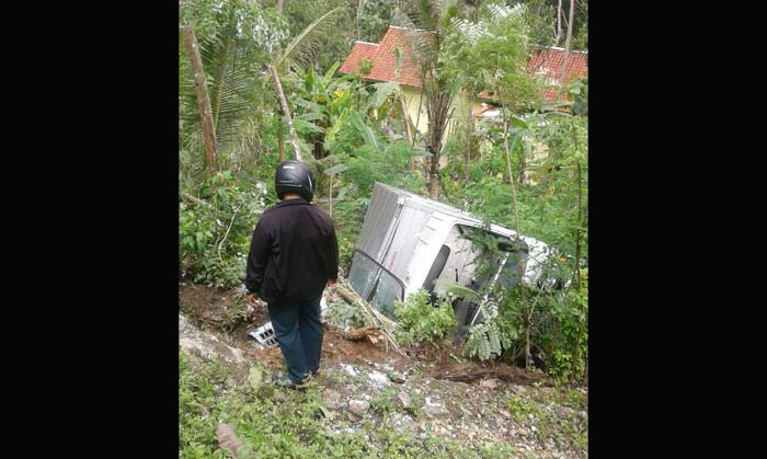 Sopir Ngantuk, Truk Muat Cat Masuk Jurang di Sedeng Pacitan