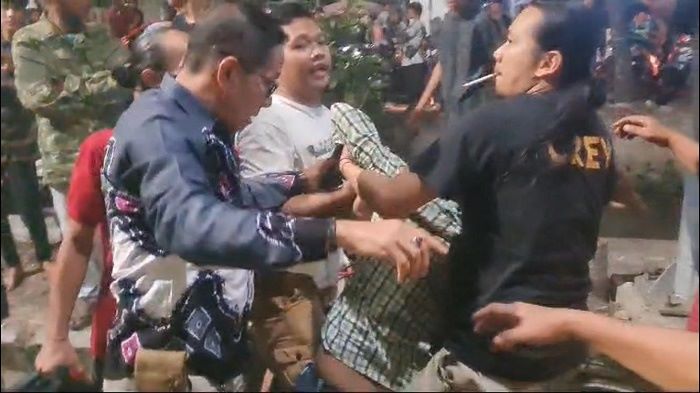Pelaku perampasan motor diamankan petugas saat dikeroyok warga.