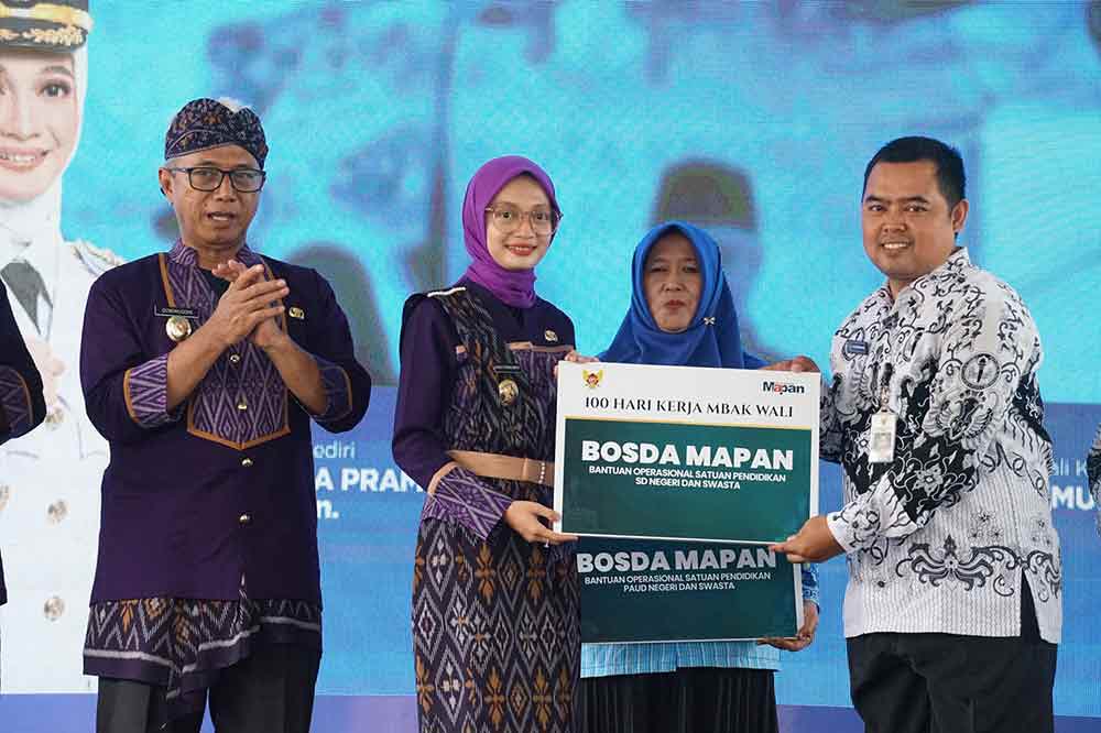 Wali Kota Kediri Berikan Bosda untuk Tingkatkan Kualitas Pendidikan di Sekolah