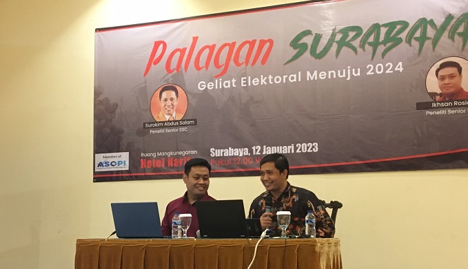 Peneliti Senior Surabaya Survey Center (SSC) Ikhsan Rosidi bersama Surokim Abdus Salam saat memaparkan hasil survei. Foto: Ist.