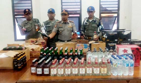 Satpol PP Gresik Gerebek 2 Rumah Penjual Miras