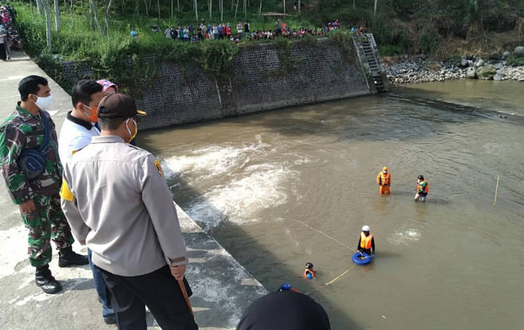 Proses pencarian korban di sungai Lekso, Desa Jambewangi, Kecamatan Selopuro, Kabupaten Blitar.