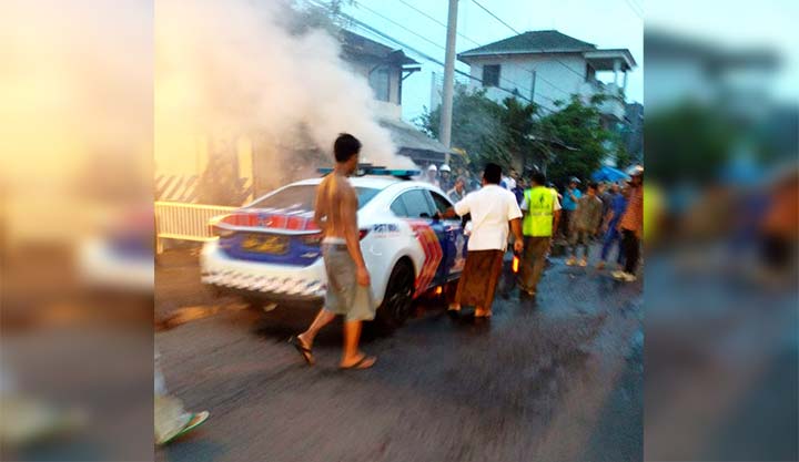 Api tampak membara di mobil Patwal Polres Batu.
