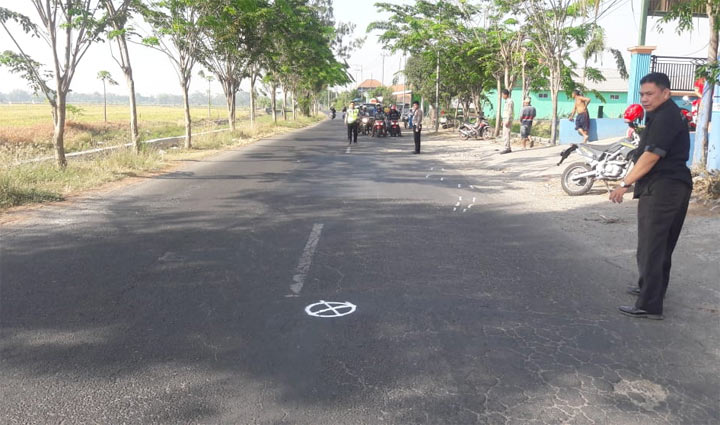 Petugas saat melakukan olah TKP di lokasi kecelakaan.