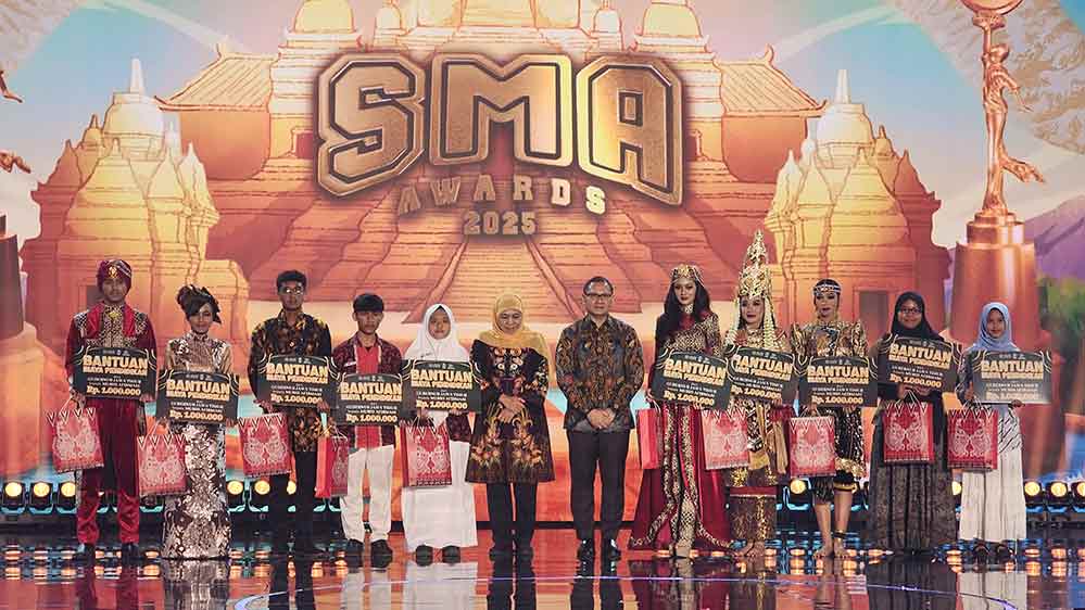 Gubernur Jatim, Khofifah Indar Parawansa, bersama Kadindik Jatim, Aries Agung Paewai, bersama peserta SMA Award 2025. Foto: Devi Fitri Afriyanti/Bangsaonline.