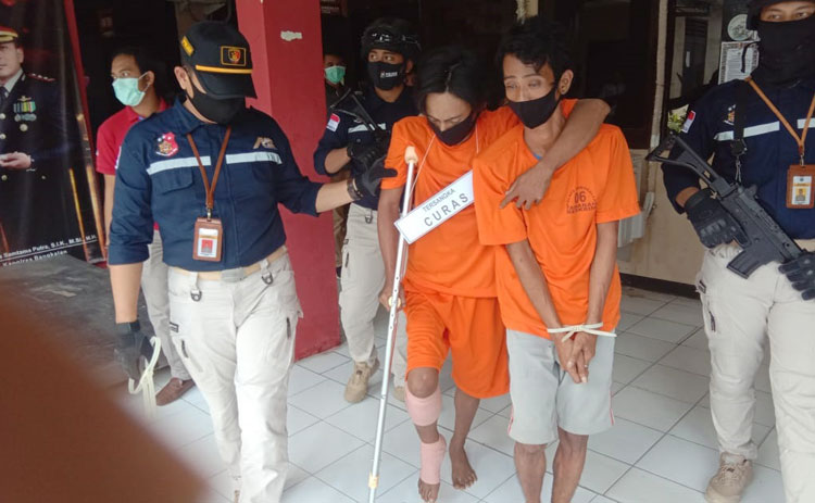 Salah satu tersangka harus dibopong temannya saat digelandang, karena kakinya terluka akibat tembakan petugas.