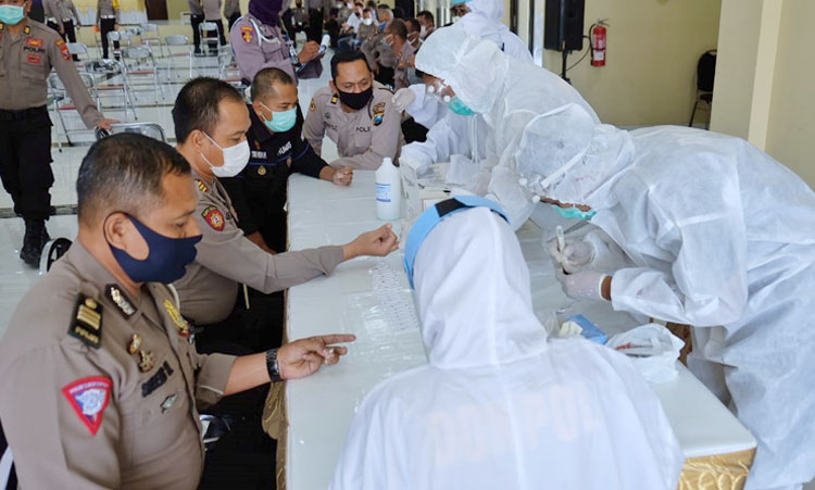 Proses rapid test di internal Polresta Sidoarjo.