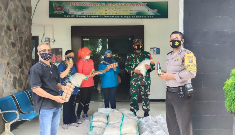 Pemkot Kediri Bagikan Sembako untuk Warga yang Melakukan Isolasi Mandiri