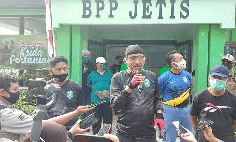 Bupati Ponorogo, Ipong Muchlissoni saat konferensi pers terkait pemberlakuan New Normal di tempat ibadah dan wisata religi.