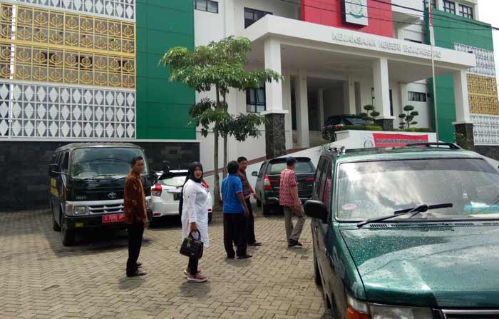 Warga Trojalu saat mendatangi Kejari.