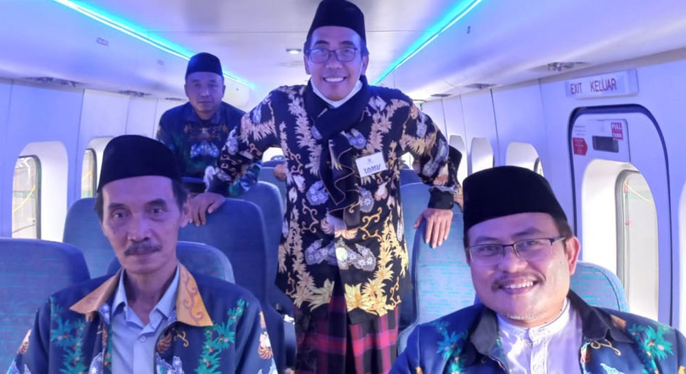 Tim instruktur nasional PKPNU saat menaiki pesawat NU219 produksi PTDI, Bandung.