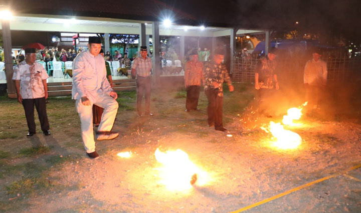 Bupati Pacitan Indartato dan Kapolres Pacitan AKBP Sugandi saat melakukan tendangan bola api sebagai tanda dimulainya sepakbola Brojo Geni.
