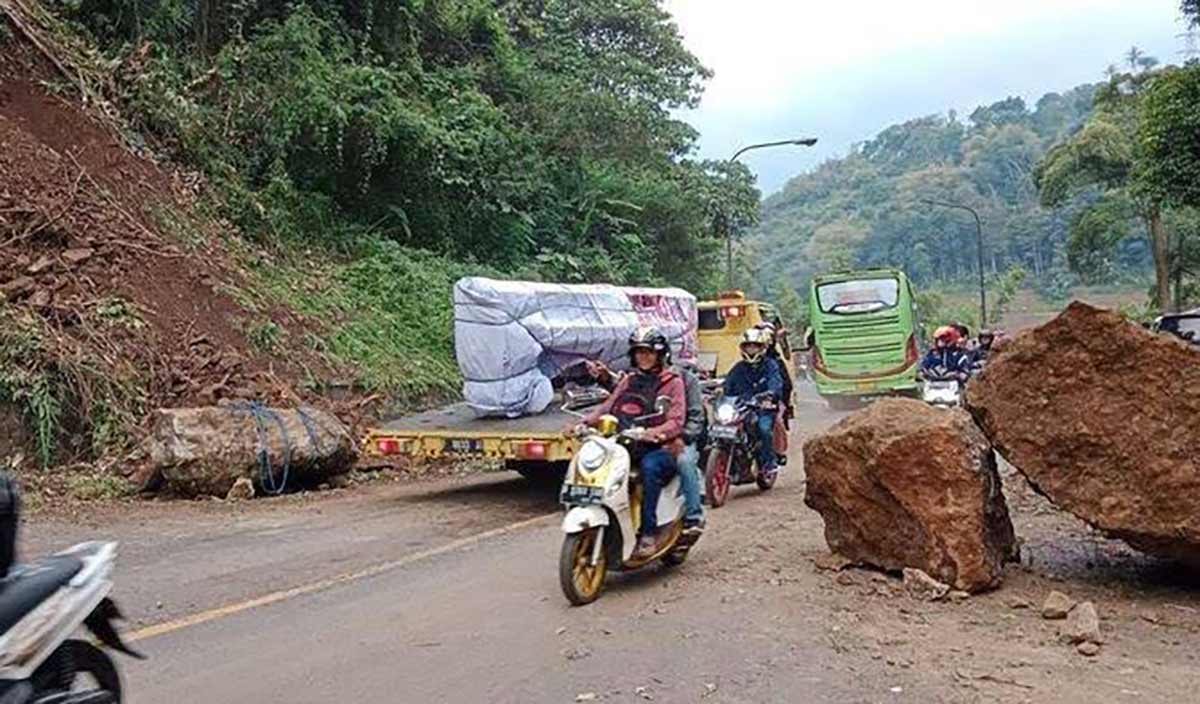 Situasi Terkini Jalur Bandung-Sumedang Pascalongsor di Cadas Pangeran