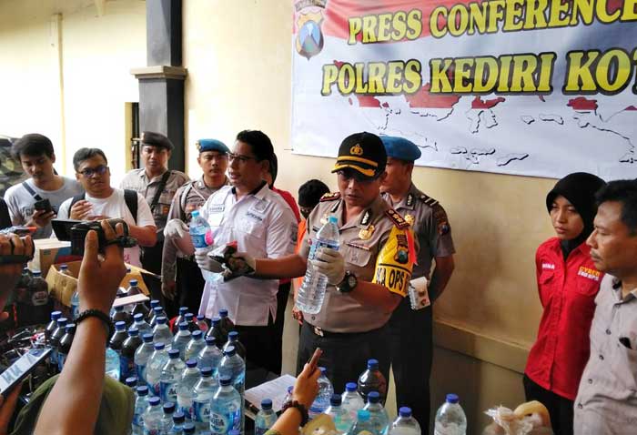 Kapolres Kediri Kota AKBP Anthon Hariyadi bersama barang bukti saat gelar press rilis. foto: ARIF K/ BANGSAONLINE