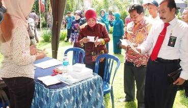 Wali Kota meninjau stan perusahaan yang membuka lowongan. Foto: andi sirajudin/BANGSAONLINE