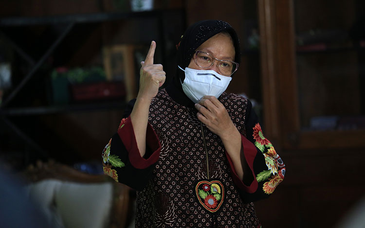 Didaulat Jadi Guru, Begini Gaya Wali Kota Risma Saat Mengajar