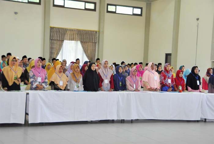 Para Dai dan Daiyah Tuban menyanyikan lagu Indonesia Raya saat pembukaan pembekalan.