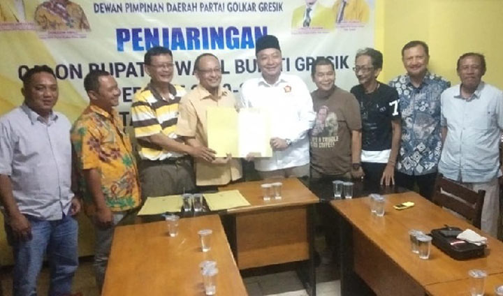 Asluchul Alif diterima Ahmad Nurhamim saat ambil formulir pendaftaran cabup di DPD Golkar. foto: SYUHUD/ BANGSAONLINE