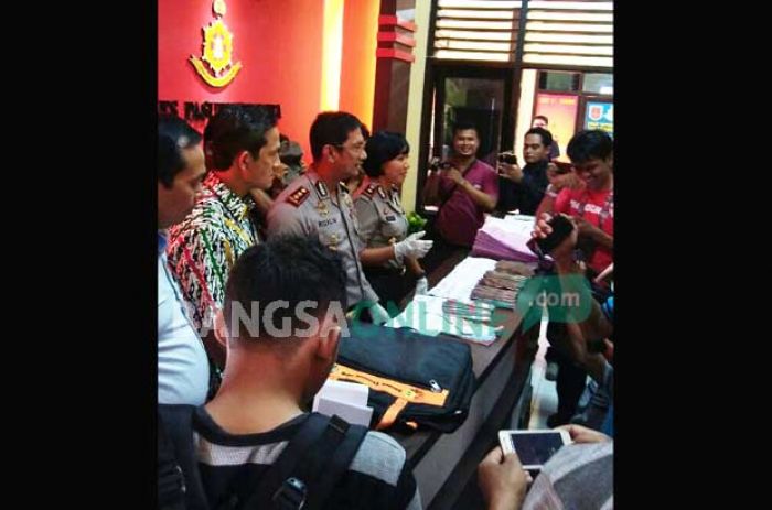 Kapolres Pasuruan Kota, AKBP Rizal Martomo SIK saat memberikan keterangan soal OTT perangkat desa Cukur Gondang.