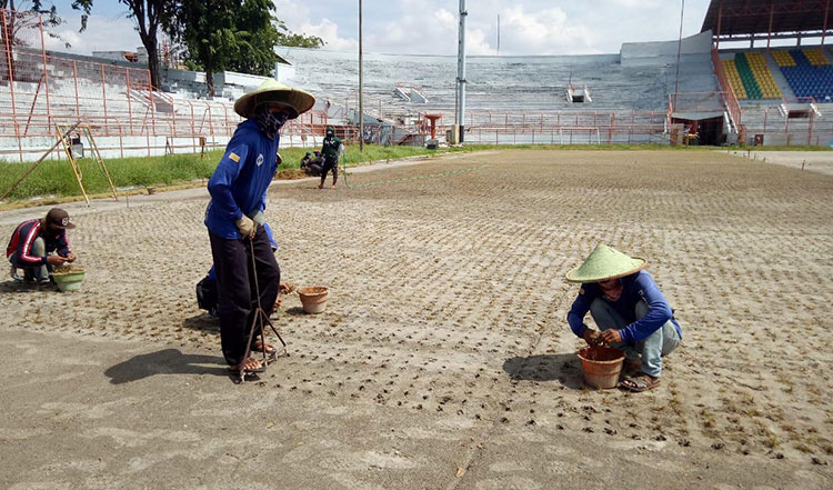 Penuhi Standar FIFA, Rumput dan Jacuzzi Gelora 10 November Sudah Selesai Dipasang