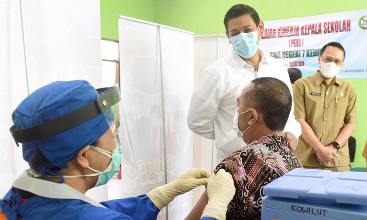 Vaksinasi Guru SMA Berjalan, Wali Kota Kediri: Mudah-mudahan Mempercepat PTM