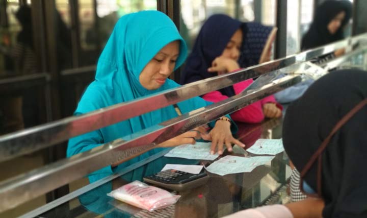 Wiwik, salah seorang pramuniaga di sebuah toko emas terbesar di Pacitan. foto: YUNIARDI SUTONDO/ BANGSAONLINE