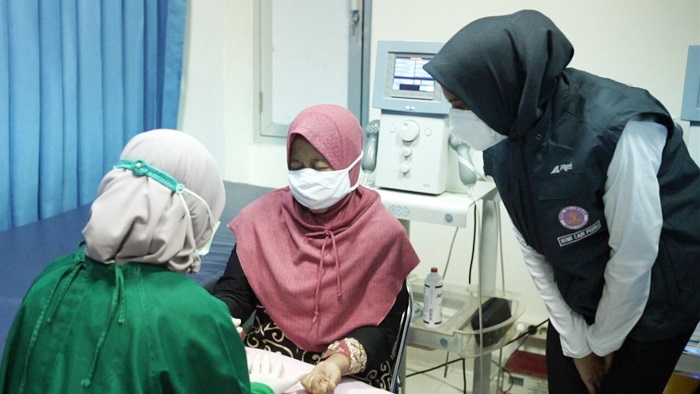 Ketua TP PKK Kota Kediri Ferry Silviana Abu Bakar (kanan) saat melihat langsung pelayanan Home Care Peduli di RSUD Gambiran, Kota Kediri.