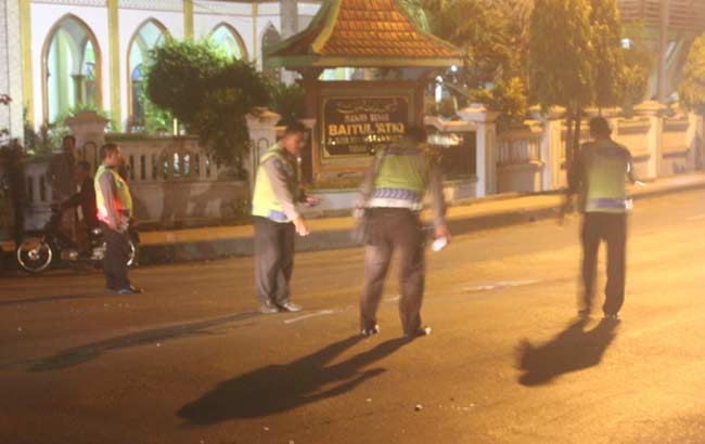 Petugas saat melakukan olah TKP. foto: suwandi/ BANGSAONLINE