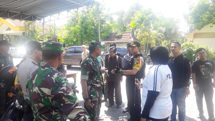 Kapolres Gresik AKBP Wahyu Sri Bintoro bersama Dandim 0817 Gresik Letkol (Kav) Widodo Pujianto saat sidak gereja Katolik ST. Perawan. Foto: SYUHUD A/BANGSAONLINE