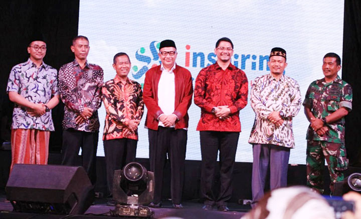 Plt. Wali Kota Pasuruan foto bersama Ketua DPRD, Jajaran Forkopimda, Sekretaris Daerah, Kepala Dinas Perpustakaan dan Kearsipan Provinsi Jawa Timur, Pengasuh Pondok Pesantren Bayt Al-Hikmah, serta Tokoh Agama.