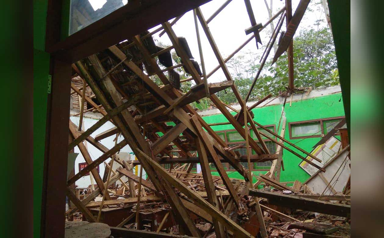 Bangunan SMPN 2 Tugu Trenggalek yang rusak akibat gempa. foto: HERMAN/ BANGSAONLINE