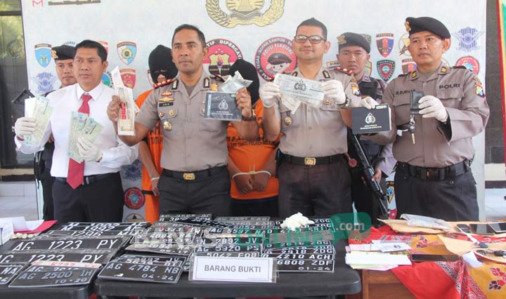 Kapolres Blitar AKBP Anissullah M Ridha menunjukkan tersangka berikut barang bukti.