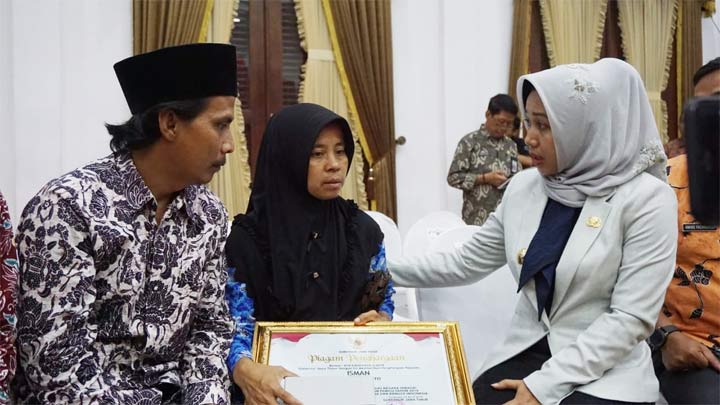 Wali Kota Mojokerto Ika Puspitasari saat berbincang dengan istri almarhum Isman dalam acara pemberian santunan di Gedung Grahadi.