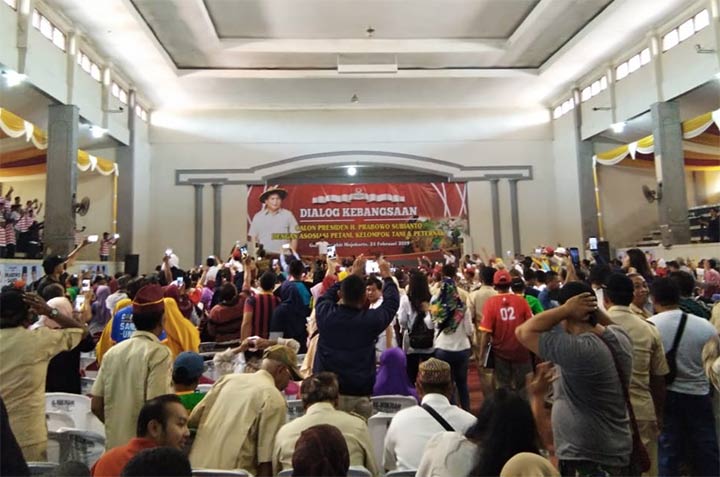 Prabowo berdialog bersama petani di GOR. foto: SOFFAN/ BANGSAONLINE
