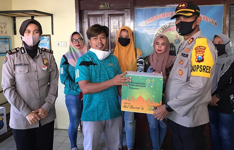 Peduli Dampak Covid-19 Terhadap Wartawan, Polres Pamekasan Berikan Paket Lebaran untuk Rekan Media