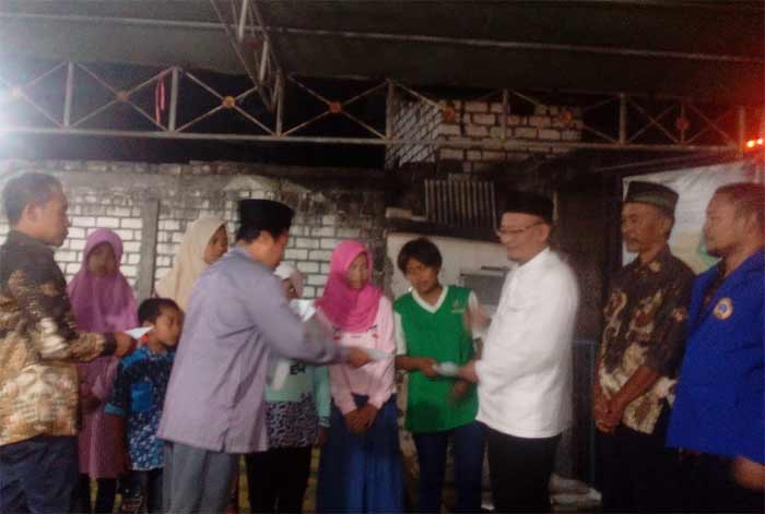 H. Ahmad Nurhamim (tiga dari kanan) saat memberikan santunan.