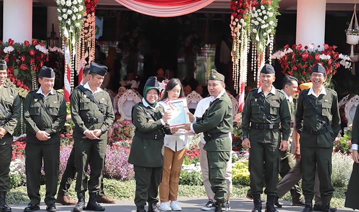 Wali Kota Risma saat menyerahkan penghargaan kepada 132 warga atas prestasi, partisipasi, dan dedikasinya kepada Kota Surabaya.