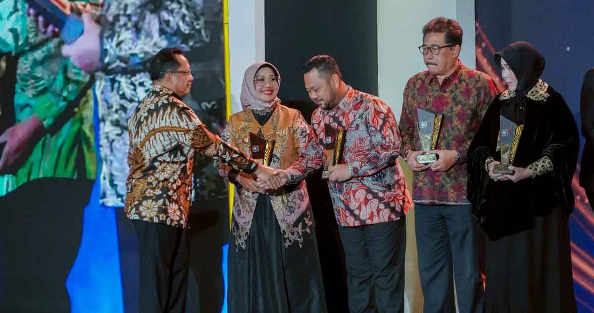 Bupati Gresik Sabet 2 Penghargaan Nasional