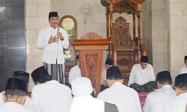 Bupati-Wabup, Sambari-Qosim saat menghadiri nuzulul Qur'an di masjid al-Inabah. foto: SYUHUD/ BANGSAONLINE